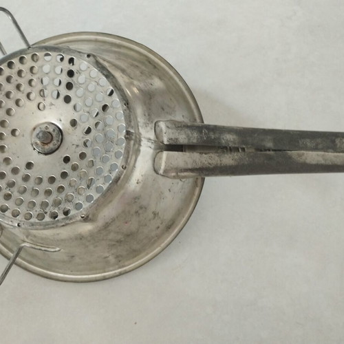 Vintage Passe-Légumes Vegetable Grinder ALG used, red handle
