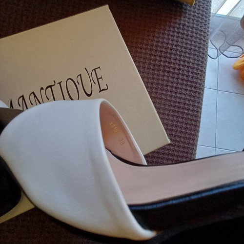 Women's black and white sandals like new, size 38, high block heel