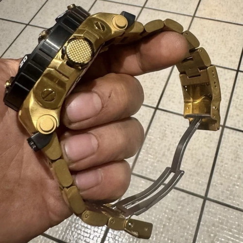 Invicta speciality diamond watch new, gold color, waterproof