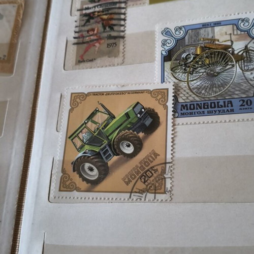 Collectible stamps from around the world like new, over 500 with albums and box
