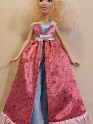 Disney Princess Cinderella 2 in 1 doll like new, reversible dress