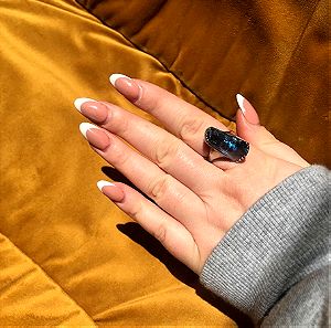 Ασημένιο δαχτυλίδι 925 με γυάλινη γαλάζια-μπλε πέτρα ιδιαίτερο σχέδιο