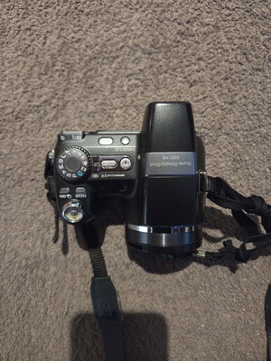 Sony Cyber-shot DSC-H5 7.2MP digital camera used with case