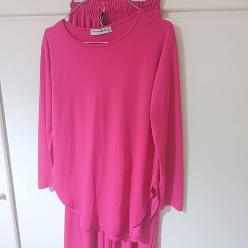 Set with lightweight fuchsia fabric, like new