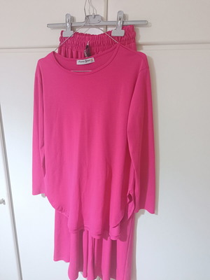Set with lightweight fuchsia fabric, like new