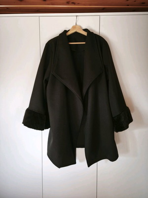 Παλτό plus size σαν καινούργιο, custom made, μαύρο με γούνα στα μανίκια