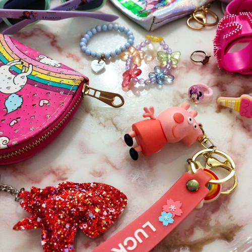 Wallets like new, pack with sunglasses, keychains, bracelets and rings