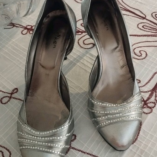 Ellen silver matte satin pumps like new with 4 rows of rhinestones size 40.5