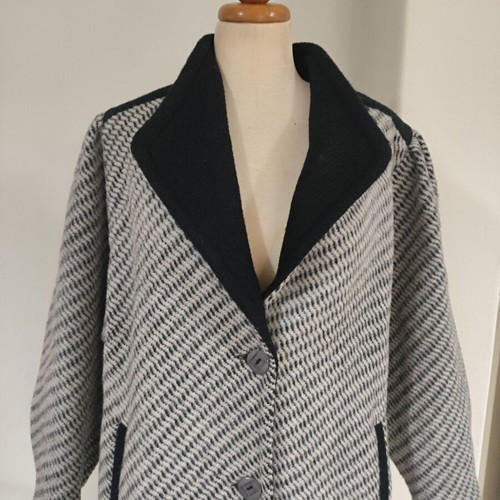 Vintage women's coat 100% wool herringbone like new