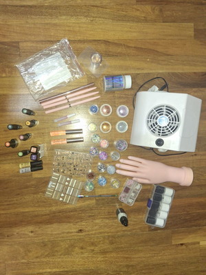 Professional nail kit like new with polymerization varnishes