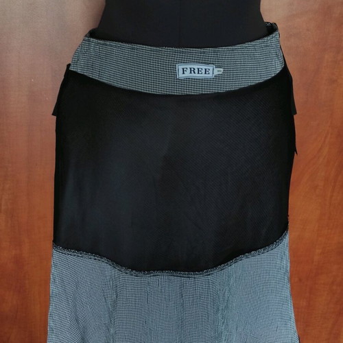 Free Wear wrap skirt like new, boho style with ruffles, size M