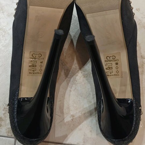 Makgio pumps like new, black with studs and high heel size 38
