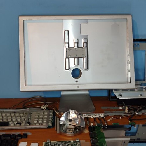 Apple Macintosh components used, including Cinema Display and keyboard from 2004