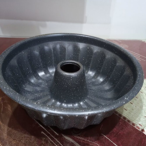 Iron cake pan with enamel coating