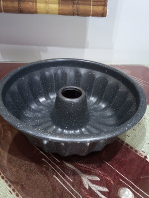 Iron cake pan with enamel coating