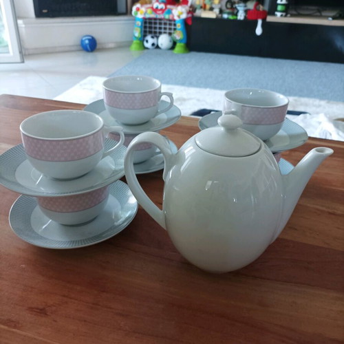 Tea cup set of 6 with teapot like new