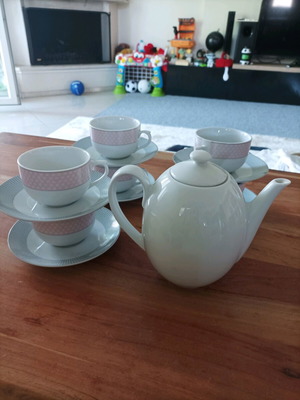 Tea cup set of 6 with teapot like new
