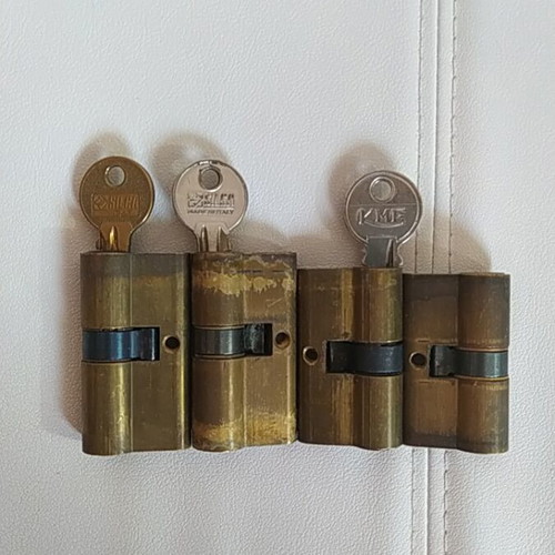 Vintage locks set of 4 used, 2 with keys, 6 cm and 5.5 cm