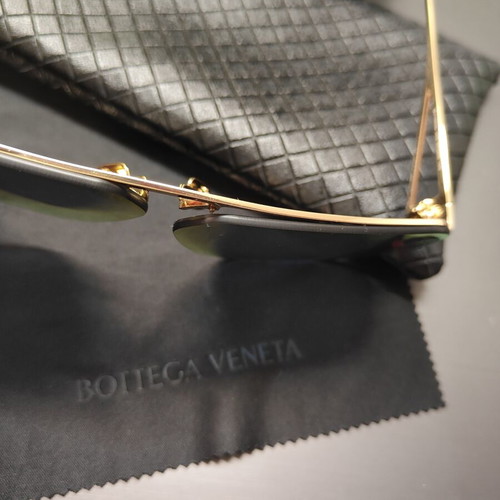 Bottega Veneta BV1065S sunglasses like new, multicolor lenses