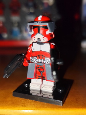 Μινιφιγούρα Commander Fox Phase 2 σαν καινούργιο με βάση και δύο blasters