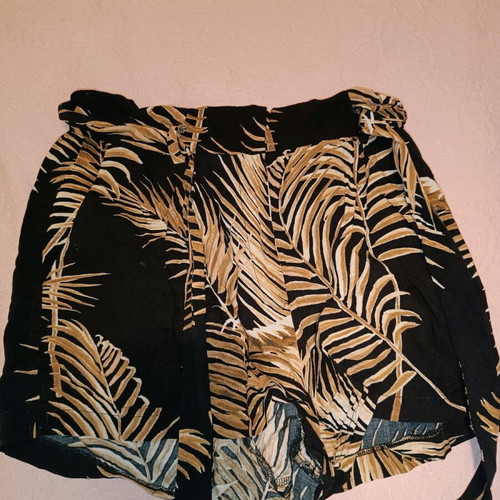 H&M fabric shorts like new, black and gold
