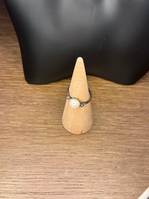 Ring with decorative pearl used, silver, adjustable size