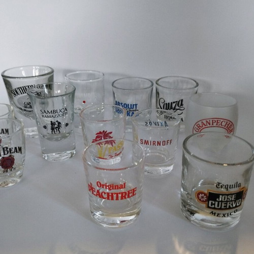 Shot glass collection like new, 14 pieces