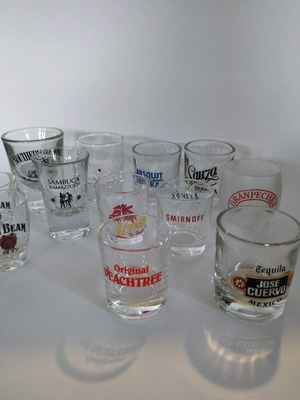 Shot glass collection like new, 14 pieces