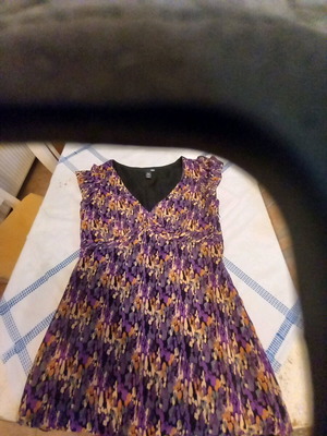 Printed short dress like new with neckline and ruffle details