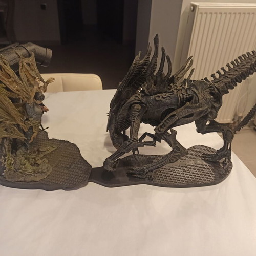 Alien Queen with cocooned terraformer base McFarlane Toys 2003 like new