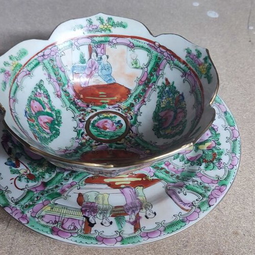 Vintage Chinese Rose Medallion Set with 17cm Bowl and 22.5cm Plate like new