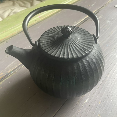 Teapot like new with strainer, minor external marks