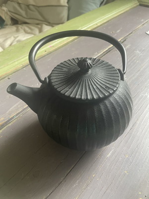 Teapot like new with strainer, minor external marks