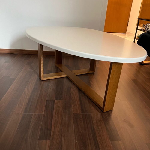 Modern coffee table like new, oak and lacquer, oval shape