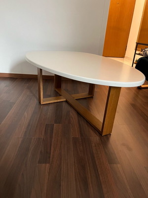 Modern coffee table like new, oak and lacquer, oval shape