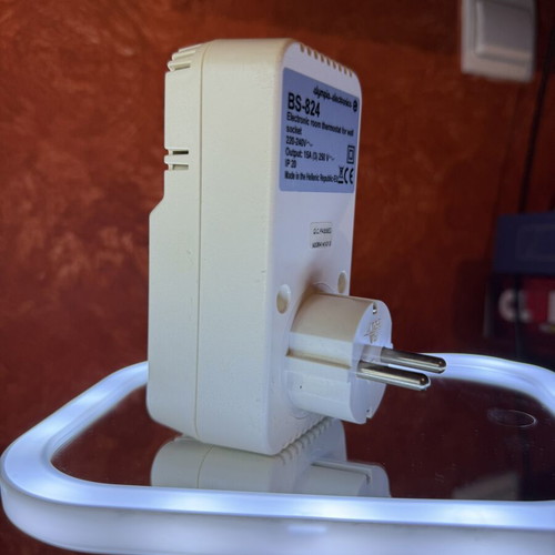 Olympia Electronics Digital Plug-In Thermostat Like New