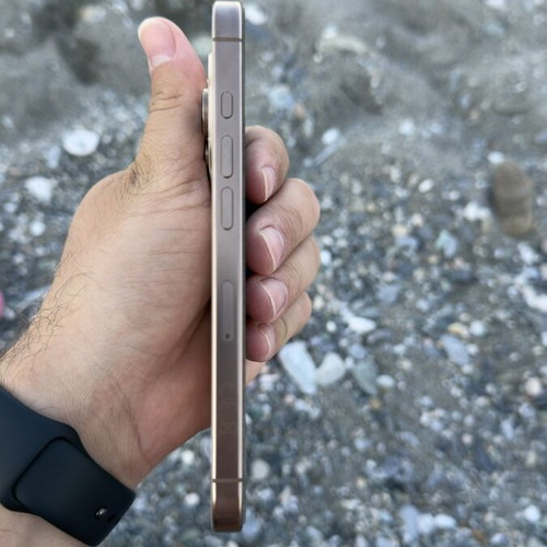 iPhone 16 Pro dessert titanium like new, 128GB, 20+ MP camera