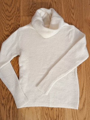 Wool sweater used with wide collar, white