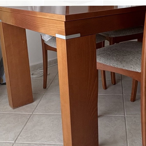 Solid wood extendable dining table with 4 chairs