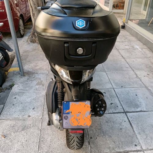 Piaggio Beverly 350 Police like new, with original top case and alarm