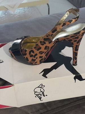 Paris Hilton leopard print sandals like new, size 40, high heel