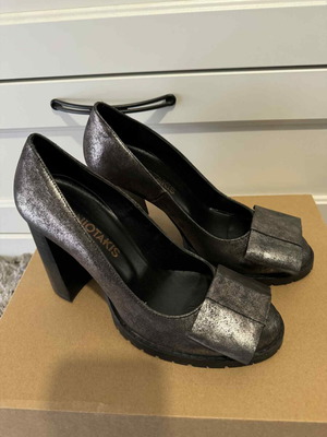 Women's pumps new with thick heel, size 38, black