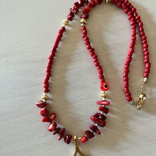 Red necklace with tail and beads, new, gold-colored elements