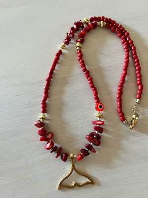 Red necklace with tail and beads, new, gold-colored elements
