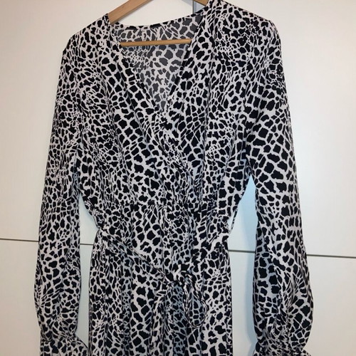 Black and white dress medium/large new, loose maxi snake print