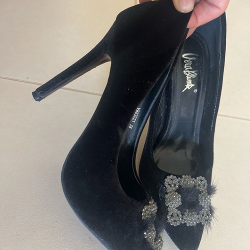 Velvet black pointed pumps size 38 like new with decorative buckle