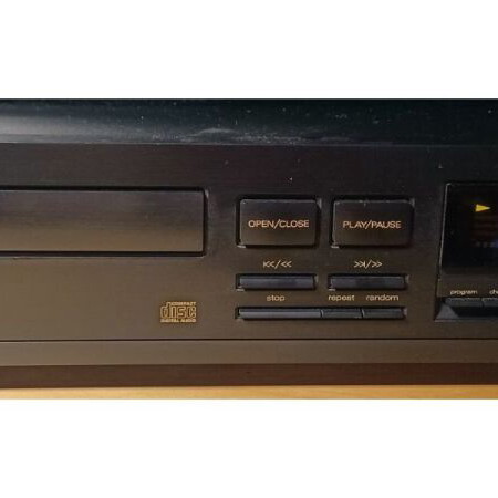 Luxman D-321 CD player