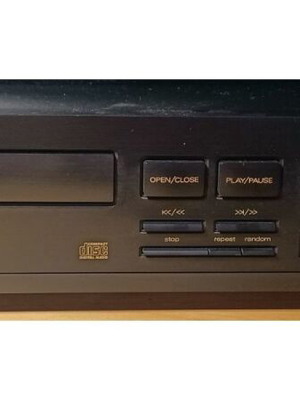 Luxman D-321 CD player