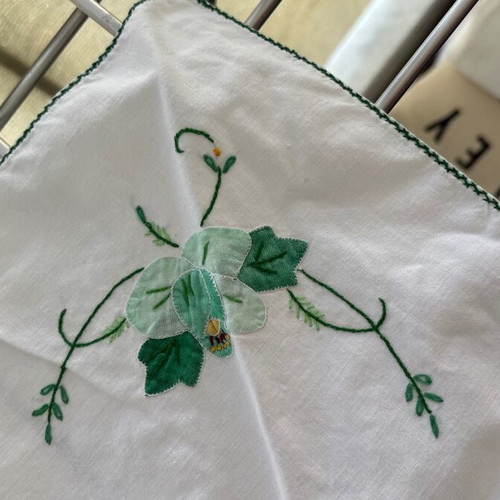 Square tablecloth with machine embroidery new, green design 40x40 cm