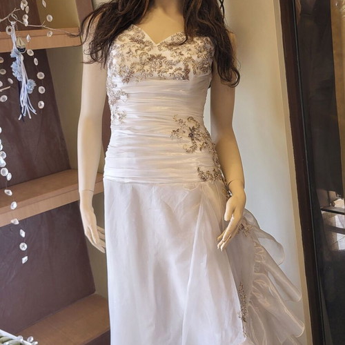 Female Full-Body Mannequins like new, set of 2 with glass bases